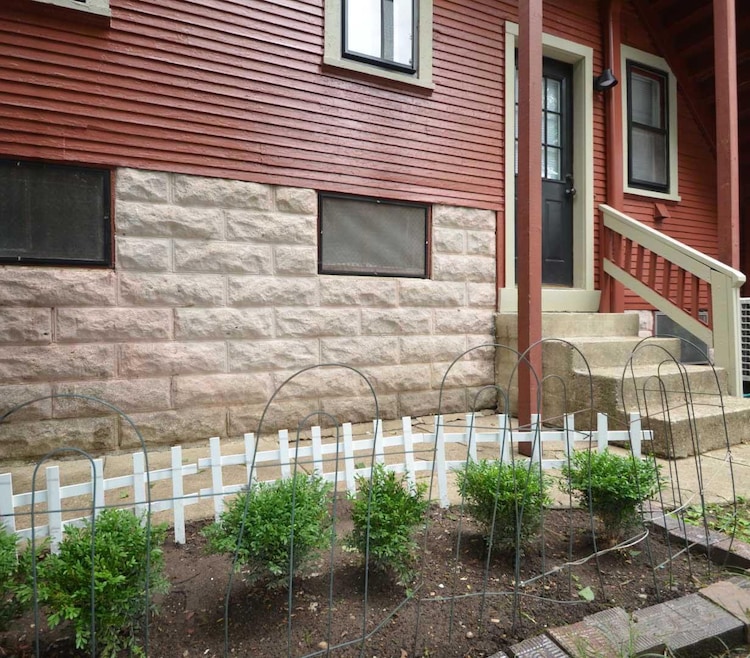 Entrance to 301 W 5th Ave