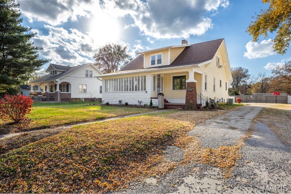 305 S Hackman St, Staunton, IL 62088 - photo 1