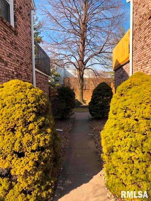 2422 E 51st St unit D, Davenport, IA 52807 - photo 1