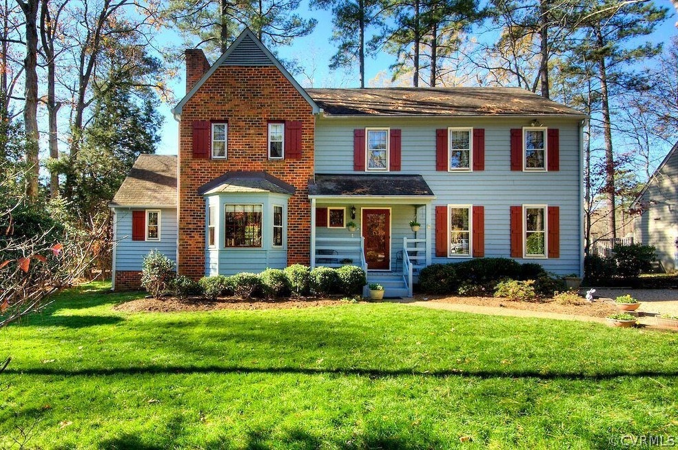 Beautiful colonial style home in Brandermill!