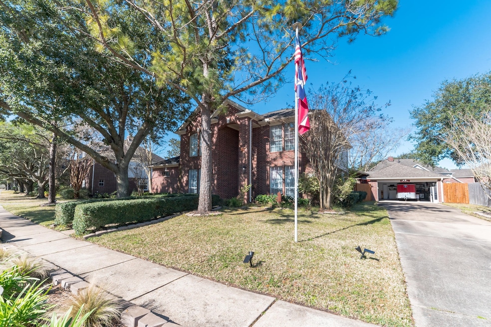 114 Eagle Lakes Dr, Friendswood, TX 77546 - photo 1