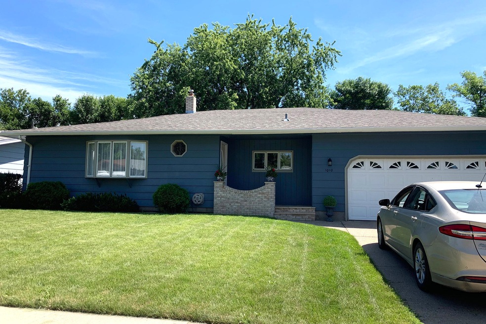 1010 Thomas Ave, Jamestown, ND 58401 - photo 1