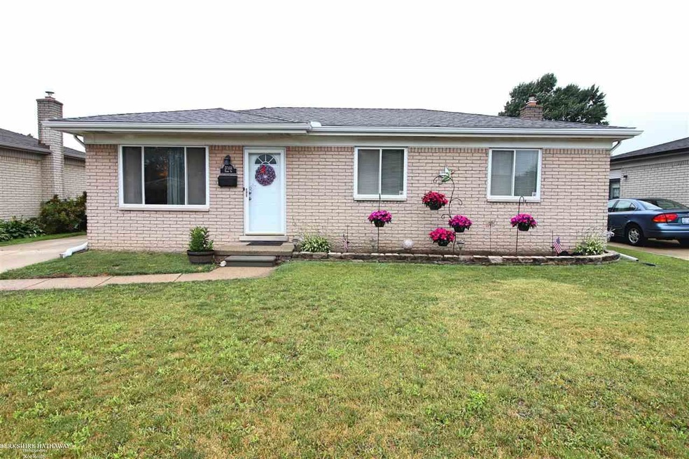 27351 Perry St, Roseville, MI 48066 - photo 1