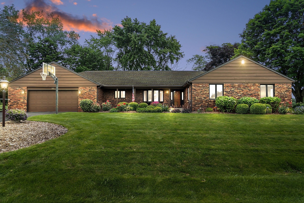 9822 N Concord Dr, Mequon, WI 53097 - photo 1