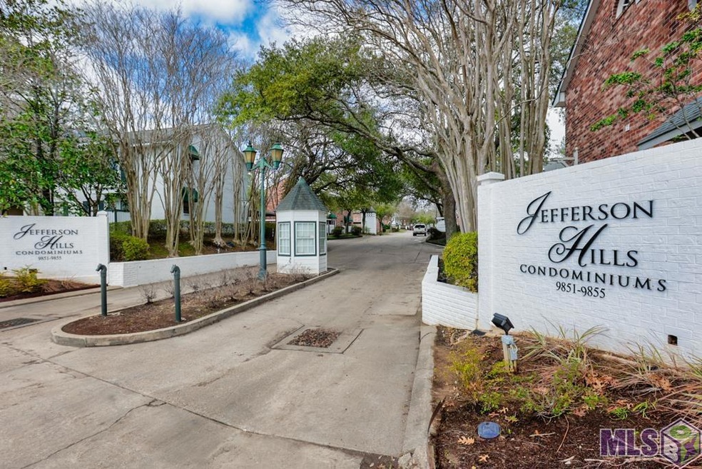 This 2BR/2BA condo is located in the heart of the 