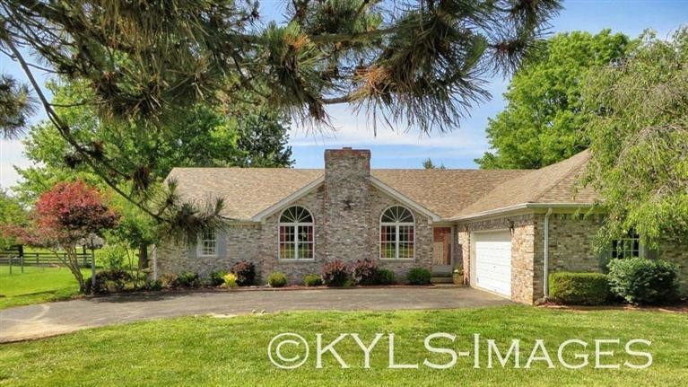 135 Hickory Dr, Harrodsburg, KY 40330 - photo 1