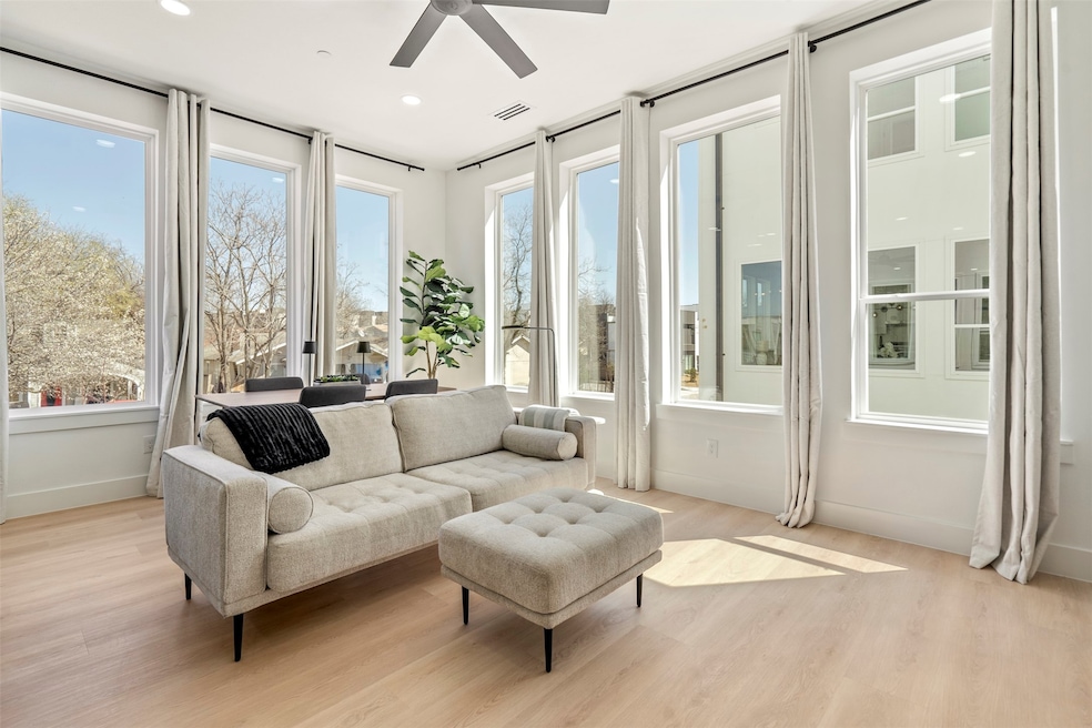 Sunroom with visible vents and ceiling fan