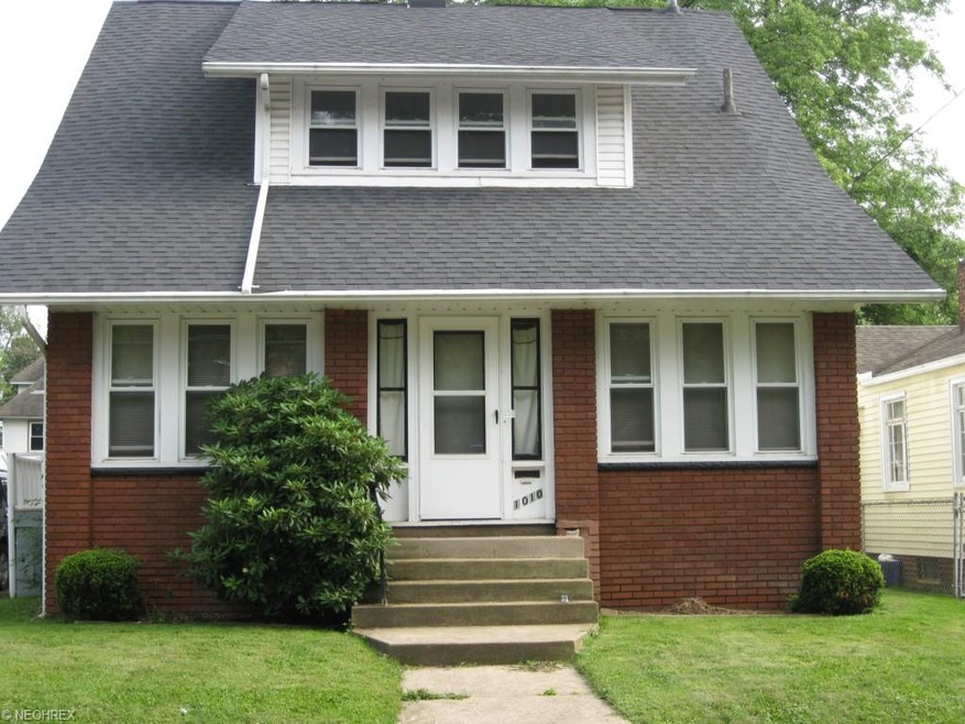 Brick/Vinyl up and down Duplex with a newer Roof t