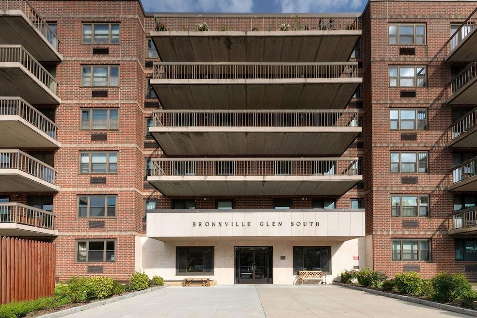 1376 Midland Ave unit 702, Bronxville, NY 10708 - photo 1