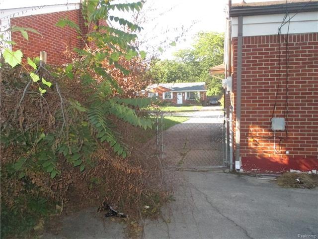 814 Lochhead Ave, Flint, MI 48507 - photo 1