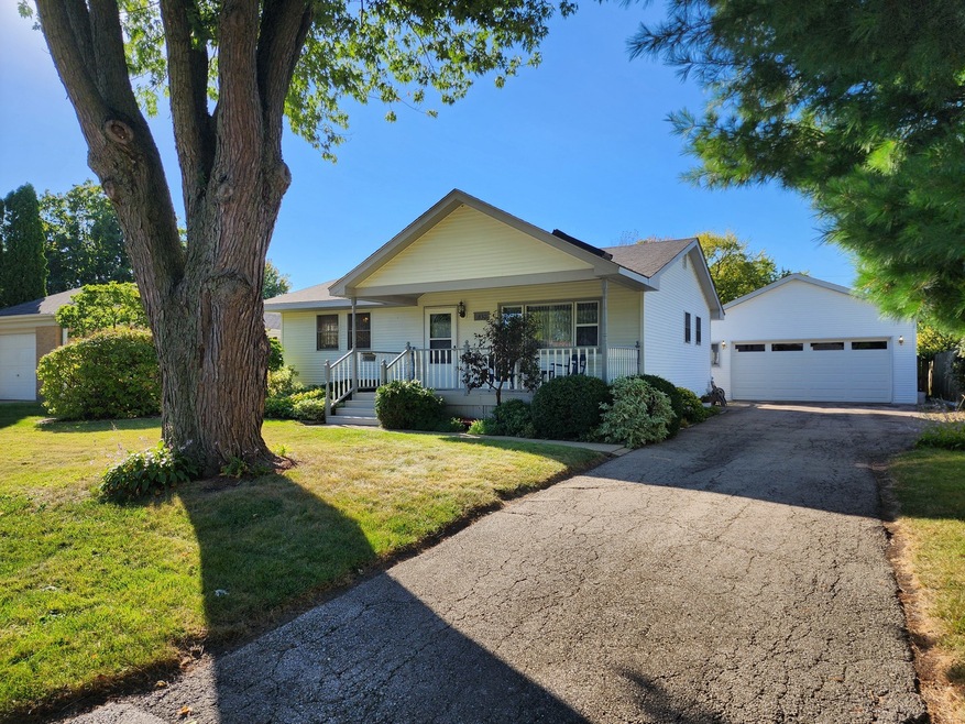 1830 Ivy Ln, Aurora, IL 60506 - photo 1