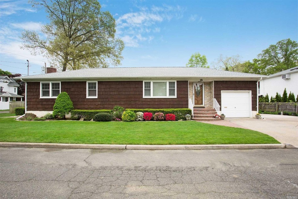 2990 Johnson Place, Wantagh, NY 11793 - photo 1