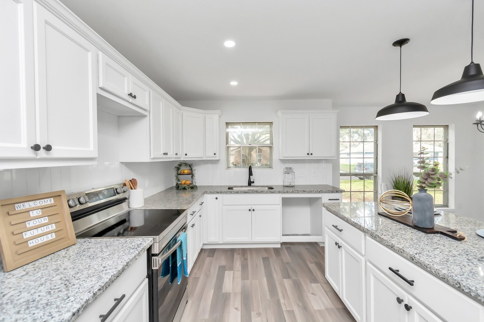 1713 Ridgewood St, Alvin, TX 77511 - photo 1