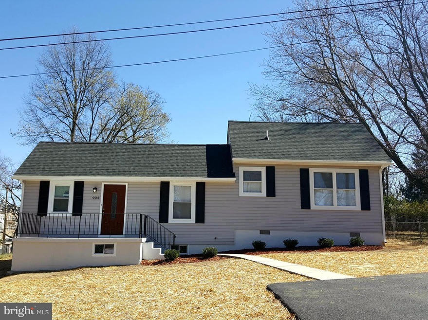 904 Old Walnut St, Capitol Heights, MD 20743 - photo 1