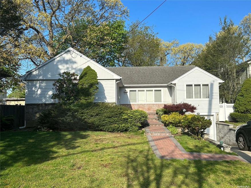 690 Euclid Ave, West Hempstead, NY 11552 - photo 1