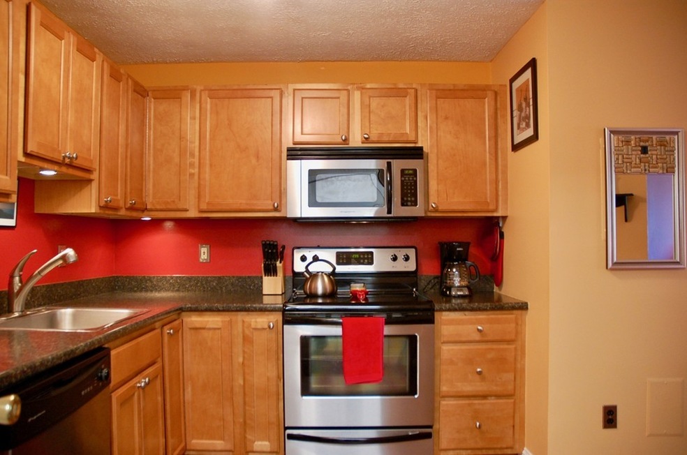 555 Calef Rd unit 7, Manchester, NH 03103 - photo 1