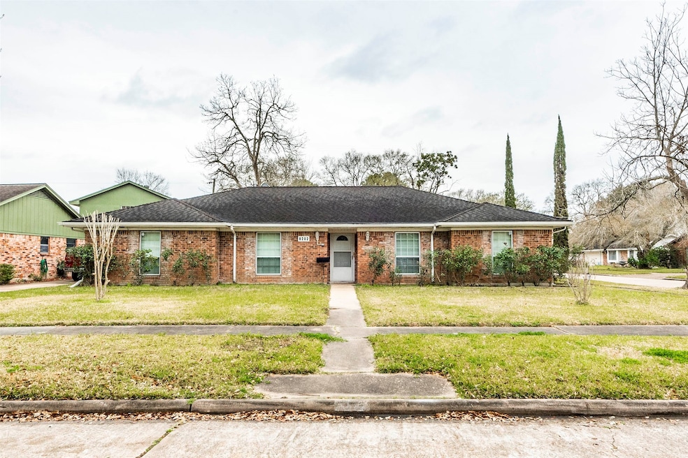8202 Gulfwood Ln, Houston, TX 77075 - photo 1
