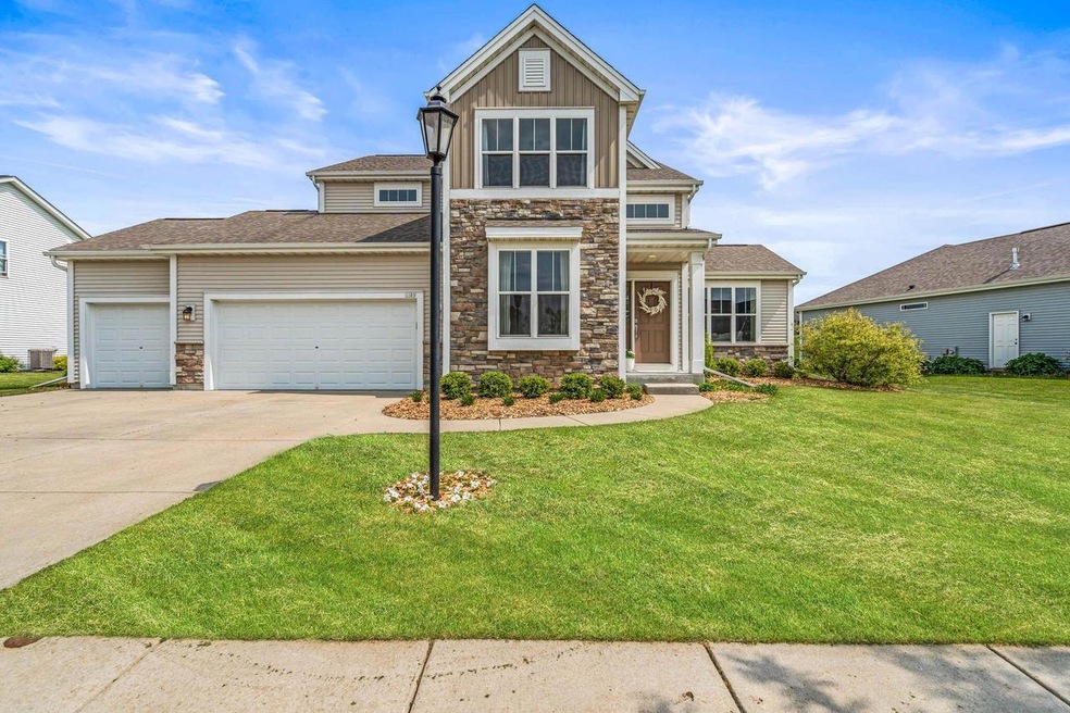 1105 Pine Ridge Ct, Oconomowoc-1
