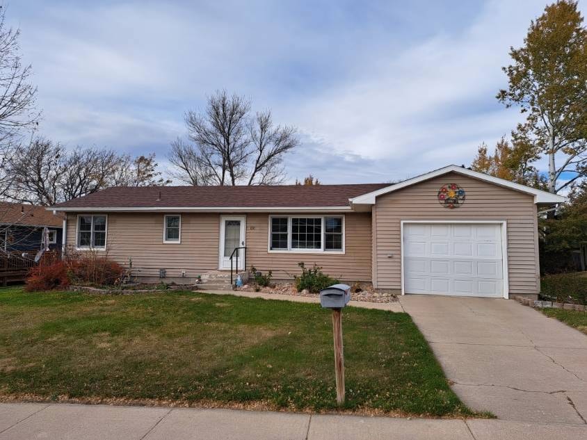 830 E 9th St, Chadron, NE 69337 - photo 1