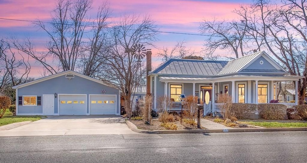 111 W Hackberry St, Fredericksburg, TX 78624 - photo 1