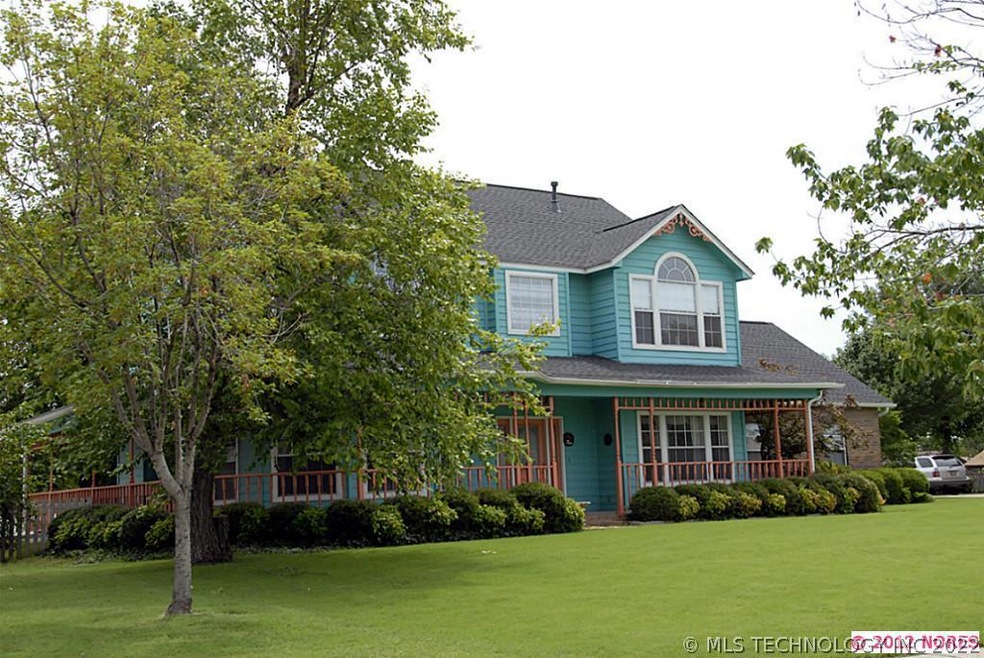 Classic Victorian 4 Bedroom, 2.5 Baths, Oversized