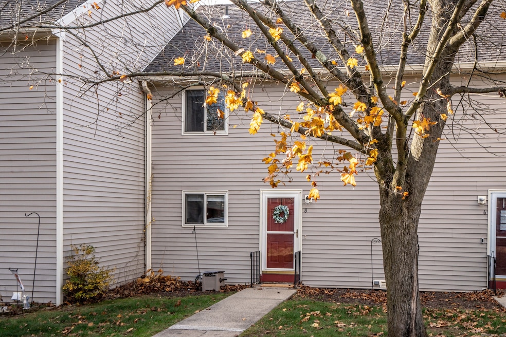 8 Mohawk Ct, Cromwell, CT 06416 - photo 1