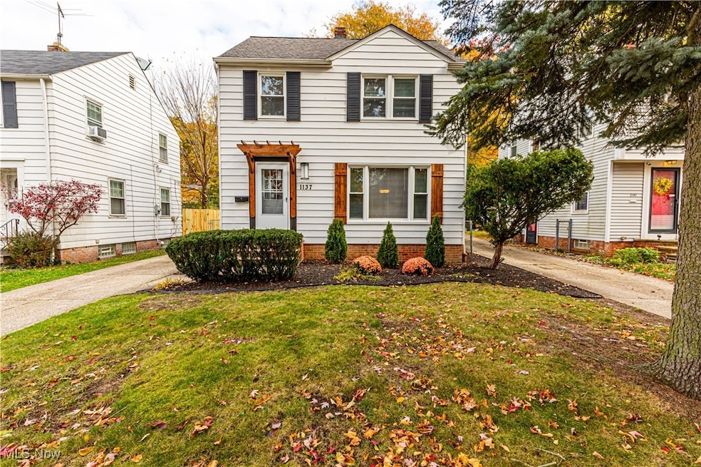 View of front of property featuring a front yard