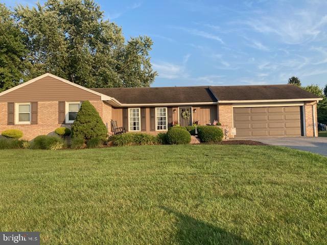 214 E Spruce St, New Holland, PA 17557 - photo 1