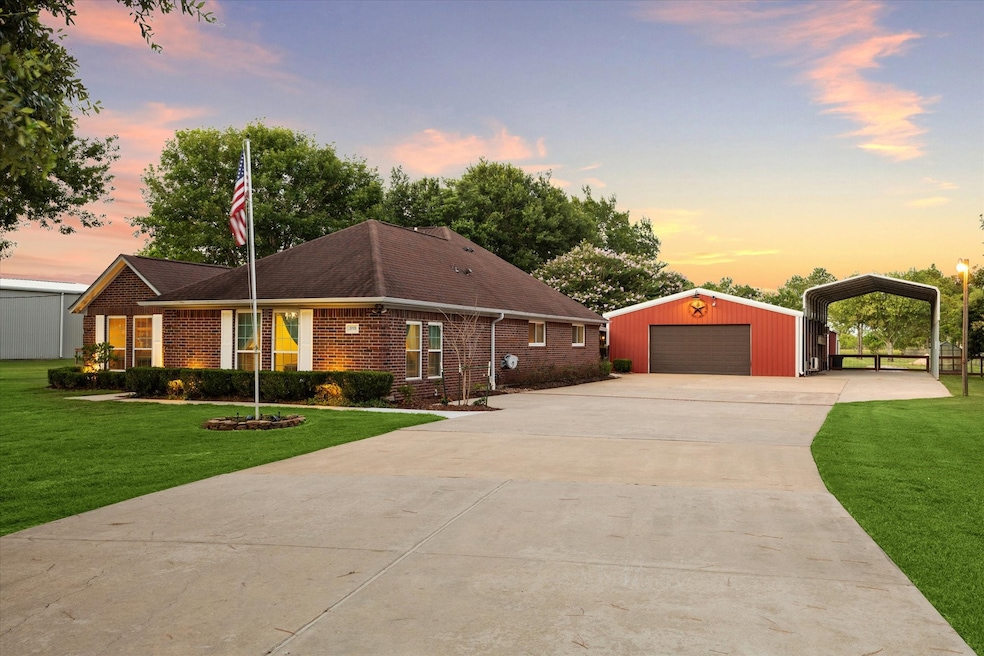 315 Bayou End Cir, Alvin, TX 77511 - photo 1