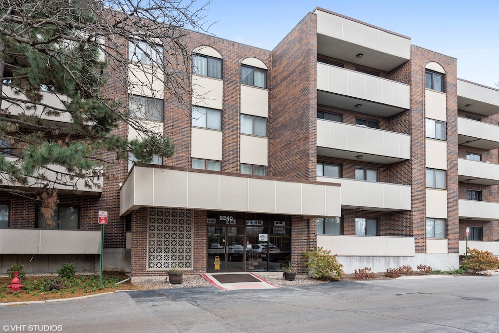 9240 Gross Point Rd unit 105D, Skokie, IL 60077 - photo 1