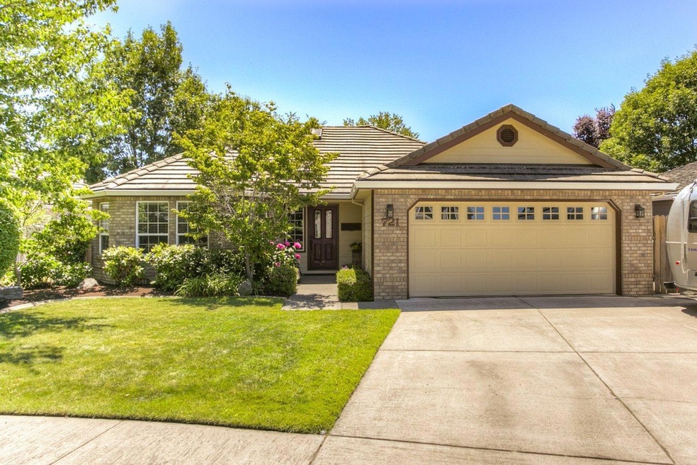 721 Annalee Dr, Central Point, OR 97502 - photo 1