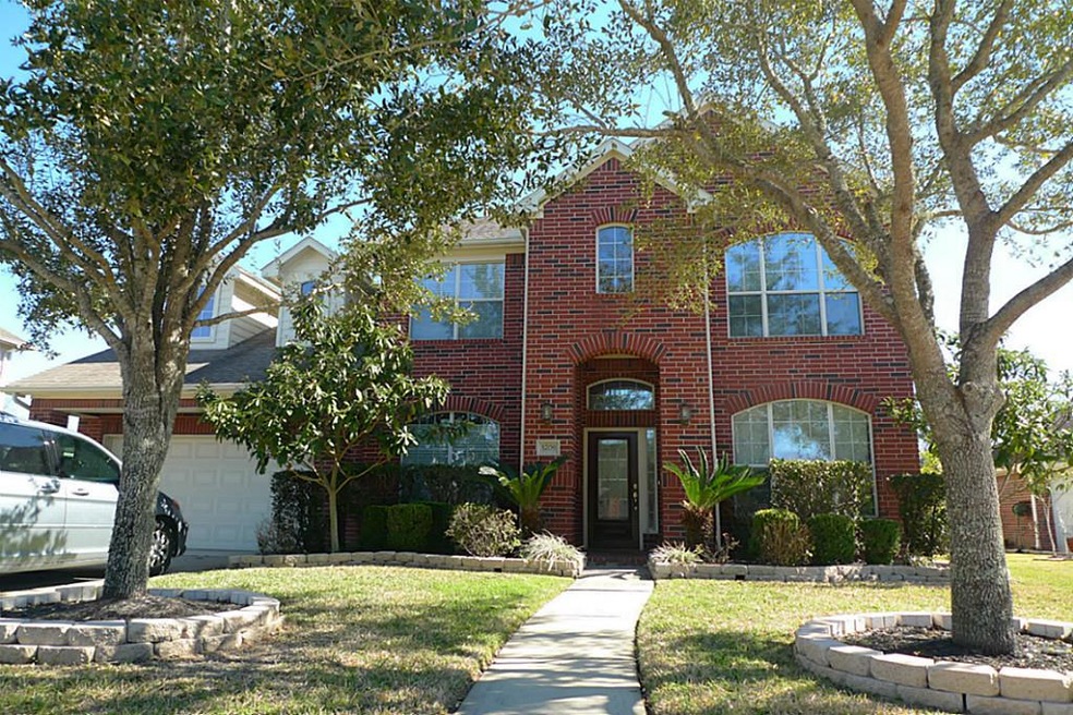 Lake front home in a Cul De Sac