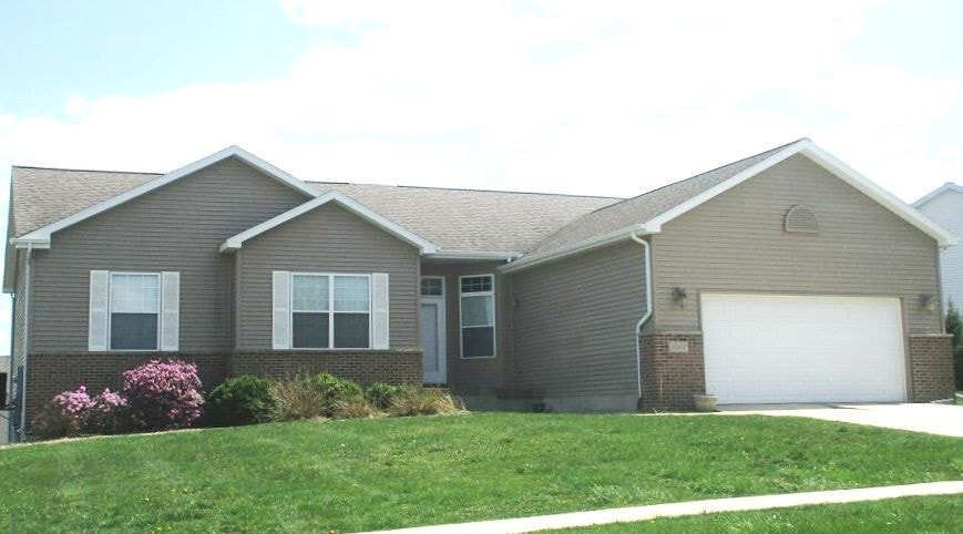 1402 Quail Ridge Rd, Cedar Falls, IA 50613 - photo 1