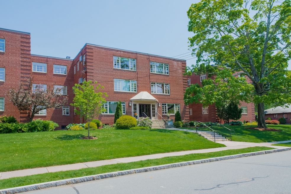 30 Outlook Ave unit 208, West Hartford, CT 06119 - photo 1