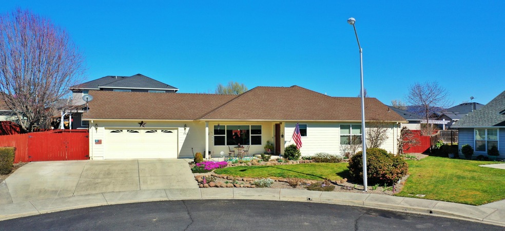 982 Jessica Ct, Eagle Point, OR 97524 - photo 1