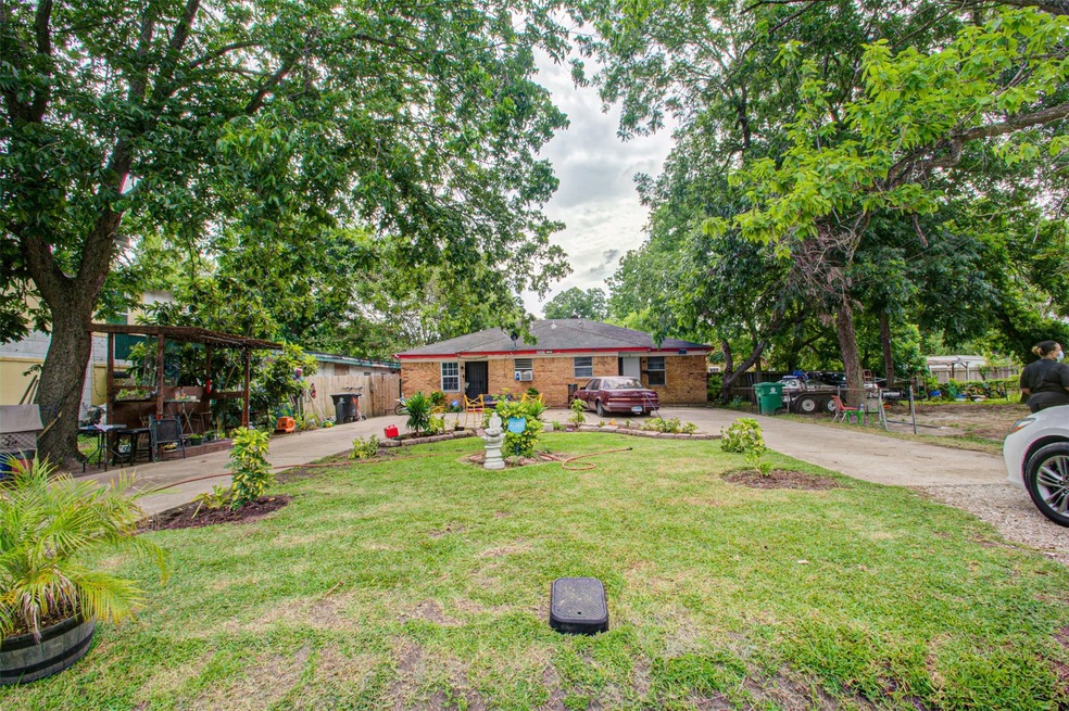 4501 Falls St, Houston, TX 77026 - photo 1
