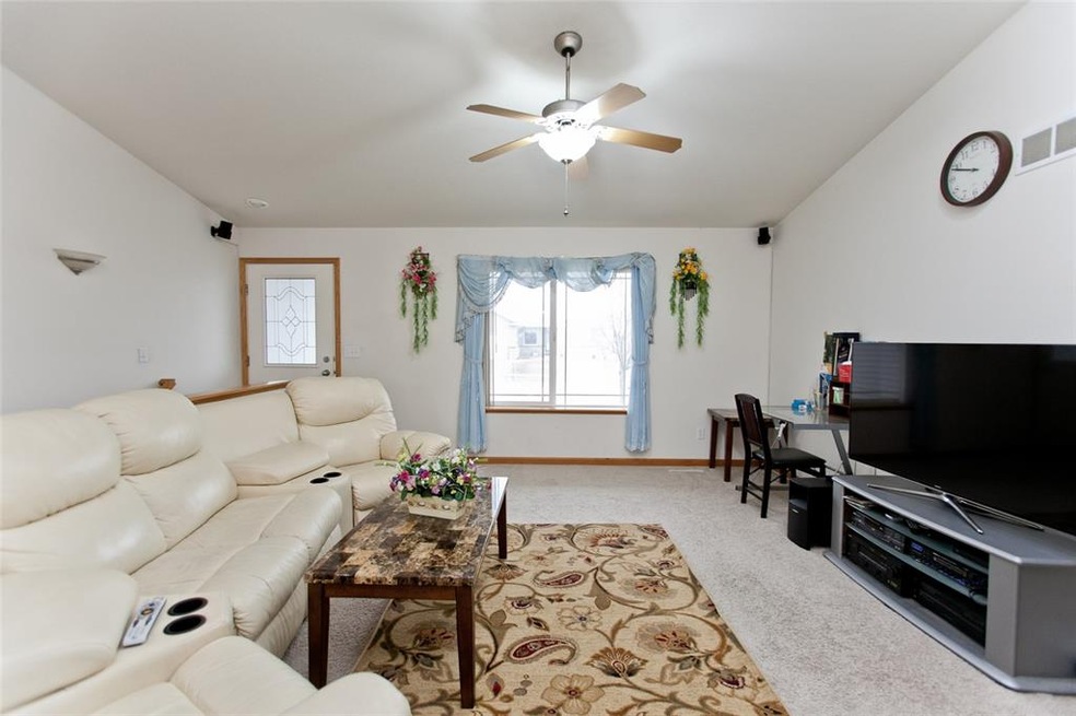 1101 Koudsi Blvd NW, Cedar Rapids, IA 52405 - photo 1