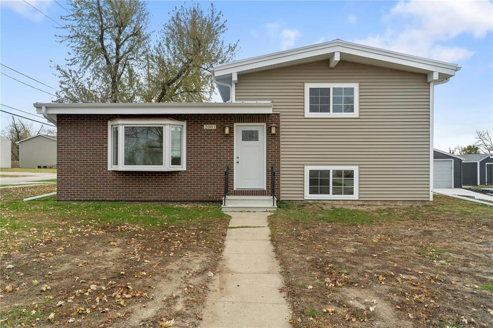 2001 Lauren Dr SW, Cedar Rapids, IA 52404 - photo 1