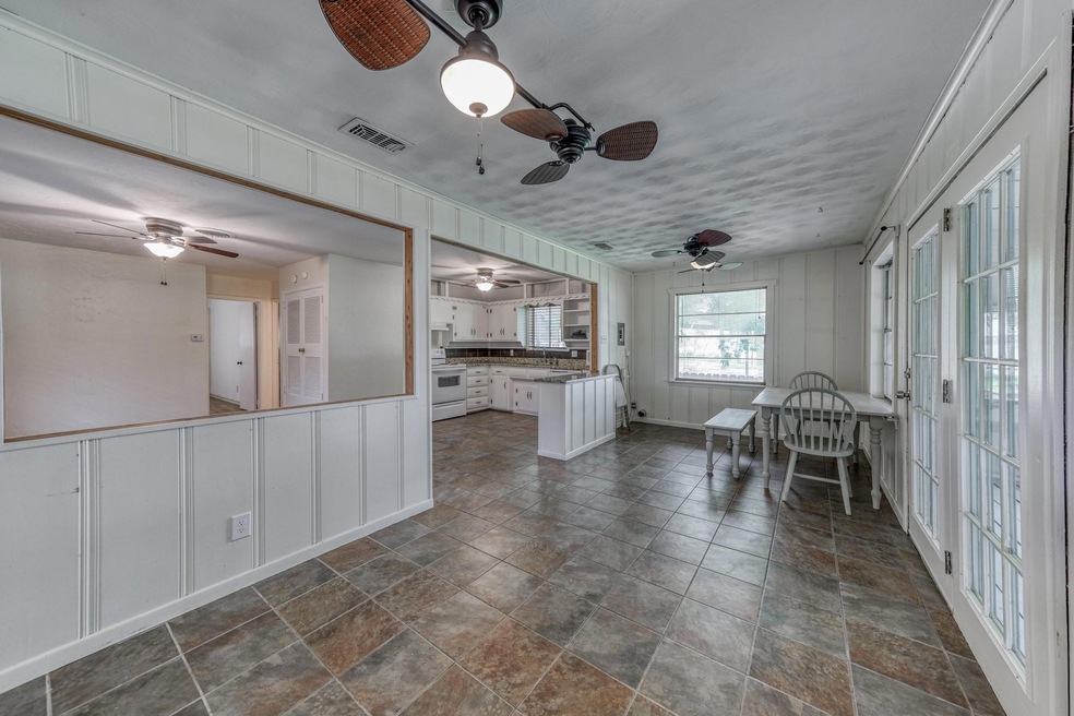 1637 E Lake Dr, Weatherford, TX 76087 - photo 1