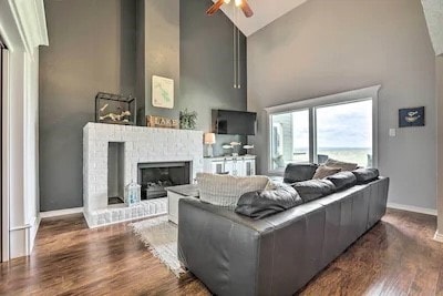 Beautiful 2 story family room overlooking the lake