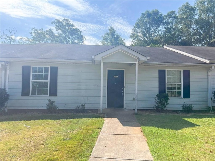Ranch-style house with a front yard