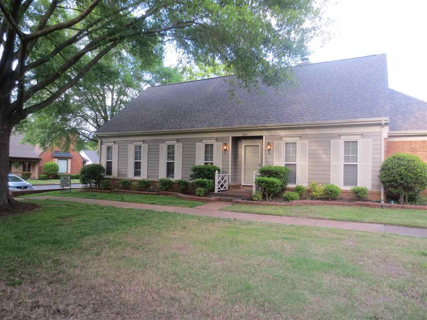 Front View, just a few feet from additional parkin