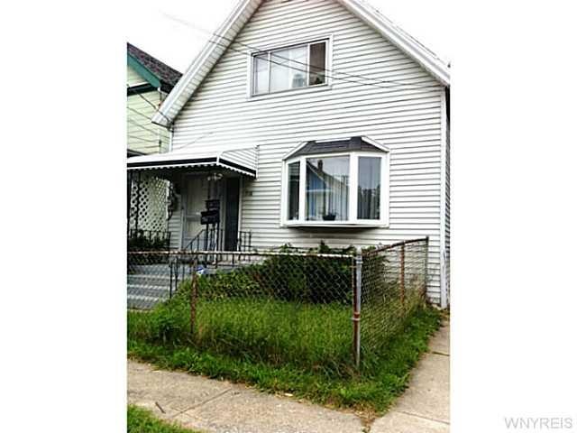 Exterior Front Cozy single family with 1140 sq fee