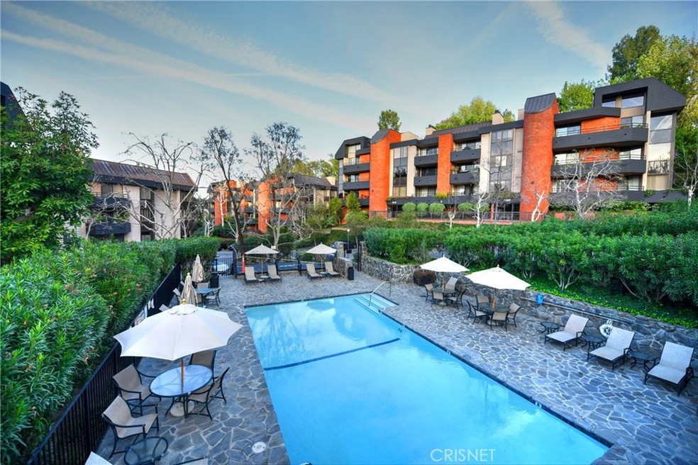 4785 Park Encino Ln unit 238, Encino, CA 91436 - photo 1
