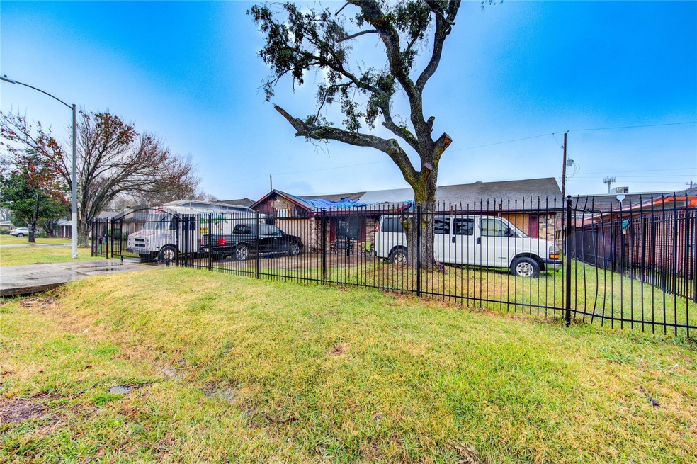 643 Hurley St, Houston, TX 77022 - photo 1