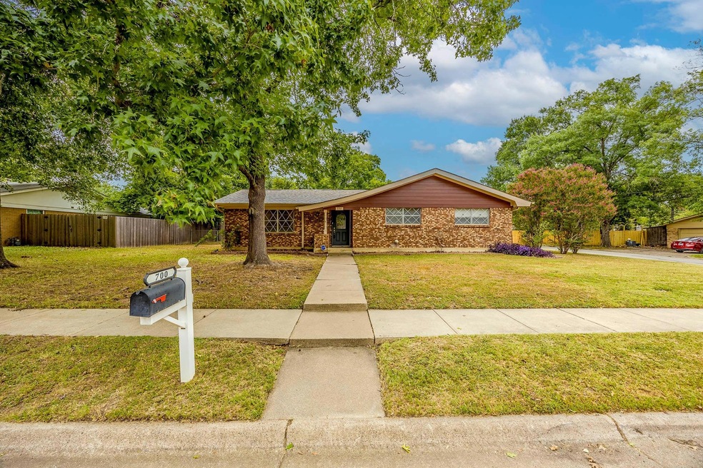 700 Oakwood Ave, Hurst, TX 76053 - photo 1