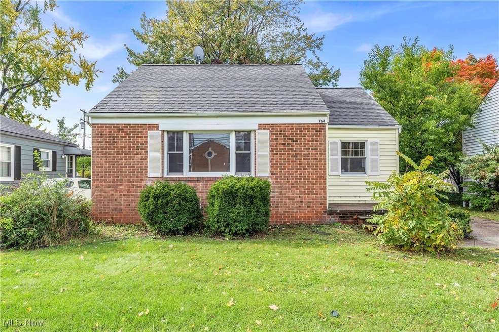 View of front of house featuring a front yard