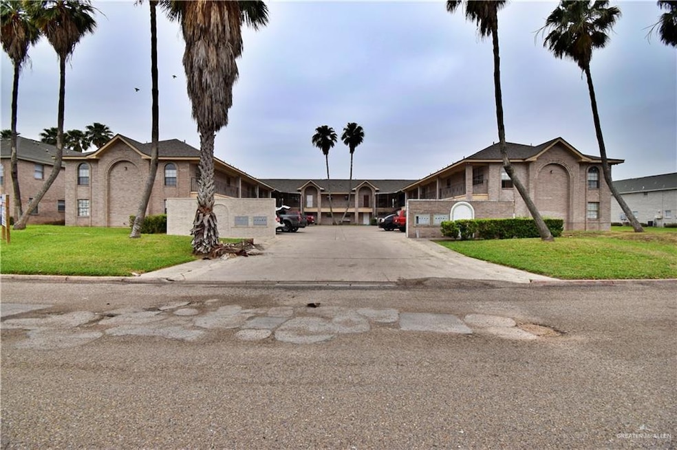 View of front facade with a front yard