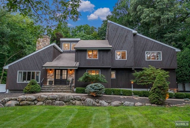 3 Danebury Downs, Upper Saddle River, NJ 07458 - photo 1