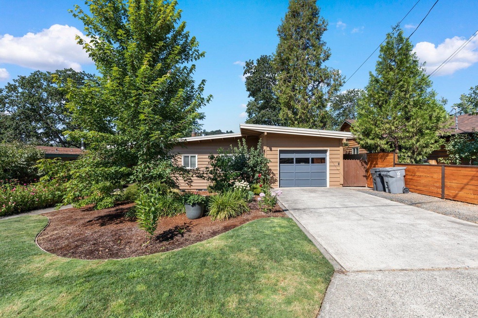 1410 NW Hawthorne Ave, Grants Pass, OR 97526 - photo 1